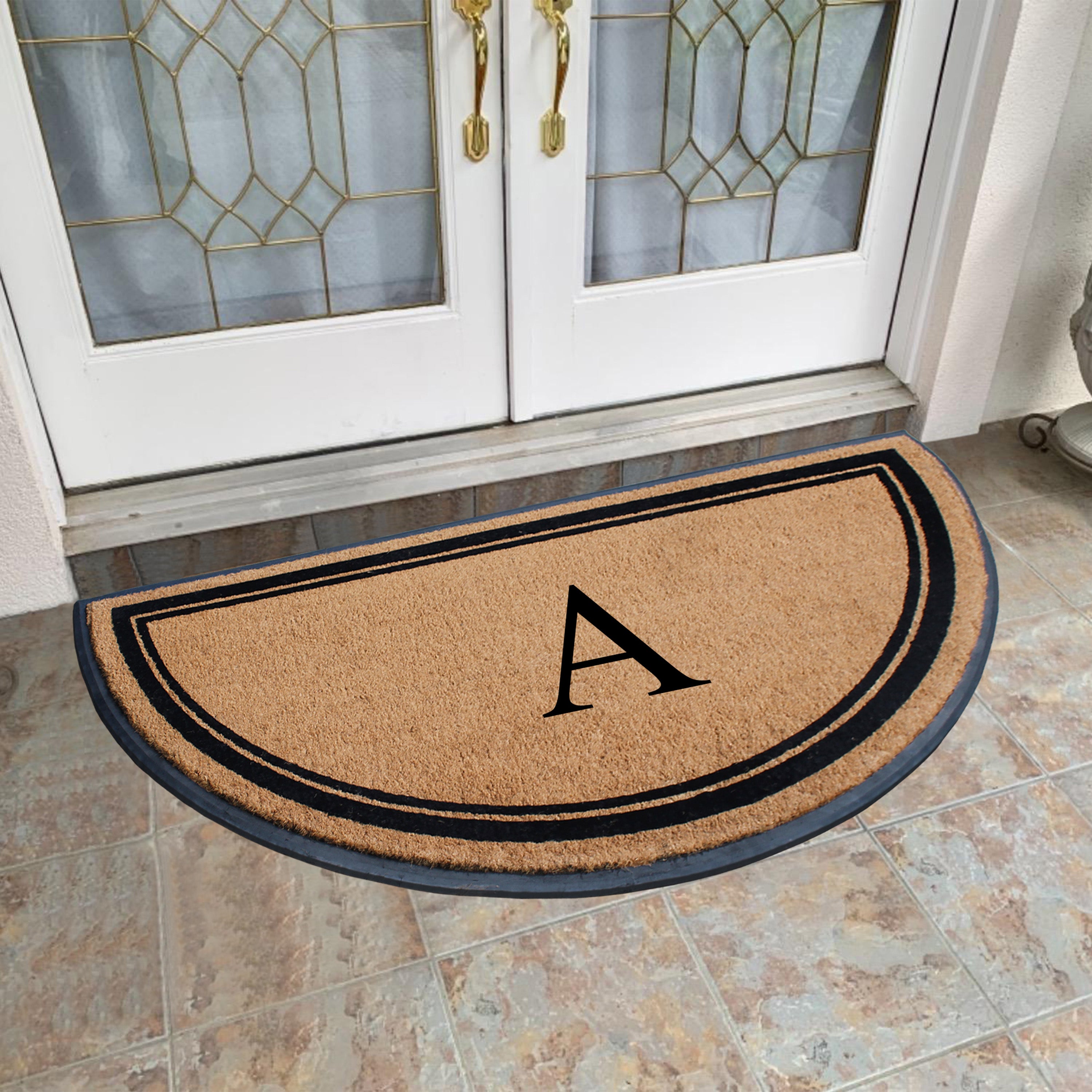 Personalized outdoor entry mat with monogram letter design